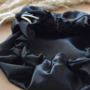 bonnet de satin et soie